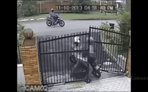 Dắt xe máy ra ngoài gặp phải cổng chống trộm, tên trộm chạy thục mạng khi bị chủ nhà vác xẻng truy đuổi