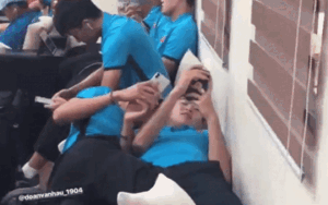 Fan cười ngất khi Văn Hậu quấn quít gác chân lên người Duy Mạnh khiến Đình Trọng 'phát ghen'