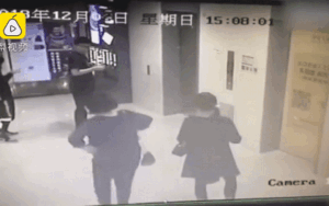 Đang đứng chờ thang máy, tai họa bất ngờ ập tới