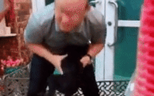 Sốt rần rần clip HLV Park Hang-seo vui mừng ôm ấp trêu đùa chú cún cưng