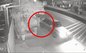 Người đàn ông ăn mặc bảnh bao ngang nhiên vác 4 chậu cây lên ô tô lúc rạng sáng, chủ nhà đăng clip cùng lời nhắn nhẹ nhàng mà sâu cay