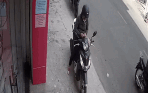 Dừng xe ven nghịch bấm móng tay, người phụ nữ khiến tên cướp mừng thầm lao đến và cái kết tẽn tò