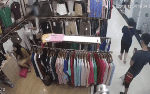 Cô gái thản nhiên vào shop thời trang trộm tới 3 cái quần nhưng thái độ của chủ cửa hàng mới là điều gây chú ý