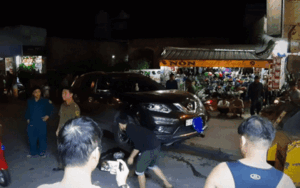 Ô tô 'điên' tông và cuốn vào gầm hàng loạt xe máy khiến 4 người nhập viện, trong đó có 1 trẻ em