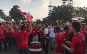 Kèn trống vang trời, cổ động viên hò hét 2 tiếng Việt Nam khí thế lắm rồi đây này!