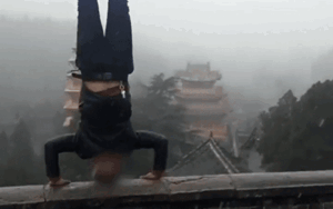 Trồng cây chuối trên bờ tường ngày mưa tuyết, người đàn ông gặp kết đắng sau chưa đầy 2 giây