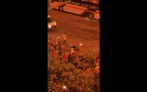 Xảy ra va chạm trong lúc 'đi bão', người bị thương nằm la liệt trên đường phố Sài Gòn