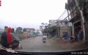 Lạng lách đánh võng, ba thanh niên nhận cái kết 'đắng ngắt' chỉ sau vài giây