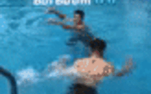 Tự tin khoe mình sắp thể hiện màn bơi bướm 50m, cầu thủ Quang Hải khiến người hâm mộ phì cười khi xem anh biểu diễn