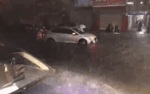 Phụ đẩy xe cho người dân giữa trời mưa gió, chiến sĩ CSGT nhận được ngàn lời tán dương vì hành động đẹp