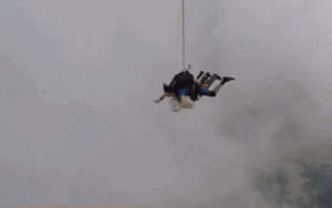 Cụ bà 102 tuổi nhảy dù ở độ cao trên 4.000 m