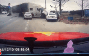 Cận cảnh container mất lái bay qua dải phân cách tông nát loạt ô tô con ven đường