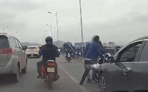 Tài xế ô tô dừng xe giữa đường đánh đấm nam thanh niên đi xe máy và lý do khiến nhiều người khó chịu