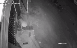 Ngao ngán người phụ nữ đi xe đạp dừng trước cửa nhà dân rồi nhanh tay khuân luôn cầu dắt xe của gia chủ