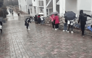 Lối đi biến thành sân trượt băng trong giá lạnh ở Trung Quốc