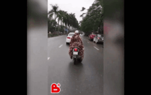 Nữ Ninja quấn chăn bông kín mít chạy xe bon bon trên đường phố Hà Nội khiến nhiều người vừa buồn cười vừa lo lắng