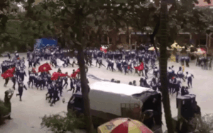 Chưa đến giờ diễn ra trận đấu nhưng hàng loạt học sinh đã 'bão' ngay tại sân trường để cổ vũ đội tuyển VN