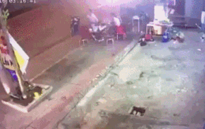 Clip: Nhóm thanh niên đang ngồi nhậu trước nhà ăn mừng chiến thắng đội tuyển Việt Nam bất ngờ bị xe khách mất lái lao thẳng vào bàn nhậu