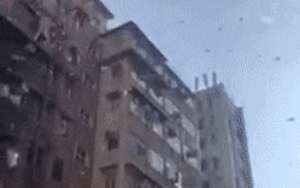 'Mưa tiền' rơi ngập phố đông đúc ở Hong Kong