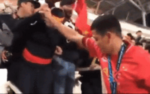 Clip 'người hùng' Anh Đức chạy đến khán đài dáo dác tìm mẹ sau khi tiếng còi chung cuộc cất lên khiến người hâm mộ xúc động