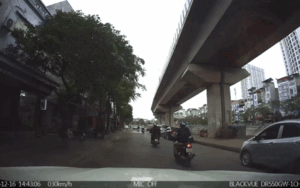 Nam thanh niên vừa đi xe máy vừa dán mắt vào điện thoại rồi bất ngờ tăng ga đâm sầm vào xe máy đi phía trước gây bức xúc