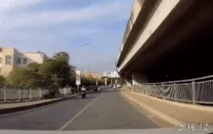 Clip tên cướp áp sát giật phăng túi đồ khiến cô gái đang chạy xe ngã nhào xuống đường gây bức xúc