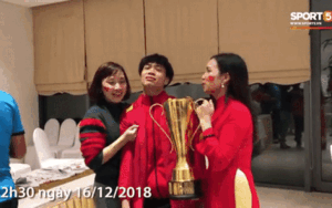 Phát hiện clip Công Phượng 'lầy lội' vờ say xỉn để 'sà' vào lòng nữ CĐV xinh đẹp khi cho chữ ký