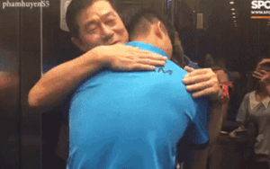 Nhìn trợ lý Bae Ji-won ôm trầm lấy Văn Đức, CĐV tiếc nuối vì phải chia tay 'cánh tay trái' đắc lực của thầy Park