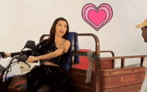 Minh Tú hóa ‘bà già Noel’ đặc biệt với chiếc xe… ba gác đầy ấn tượng