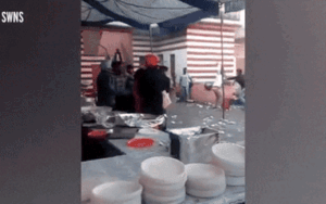 Khách khứa cầm ghế 'choảng nhau' giữa đám cưới vì thiếu cỗ