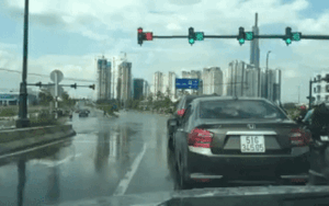 Clip: Vượt đèn đỏ để sang đường, nữ 'ninja' khiến nhiều người thót tim khi tạt đầu ô tô Fortuner đang lao tới