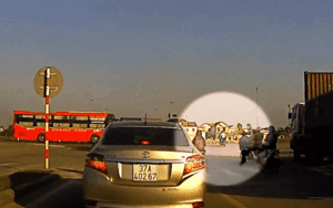 Nam thanh niên chạy SH cố tình vượt đèn đỏ đâm sầm vào xe khách đang lao tới khiến nhiều người thót tim