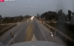 Clip cụ ông sang đường không quan sát lúc trời nhá nhem tối khiến xe ô tô đang lao đến suýt nữa cuốn gọn vào gầm xe