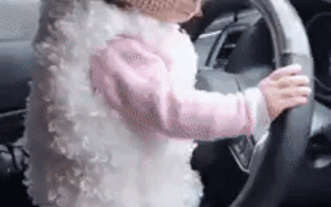 Tự hào khoe clip con 2 tuổi đã biết lái ô tô, ông bố trẻ nhận được 'rổ gạch đá' nhưng sự thật đằng sau khiến ai cũng thở phào