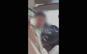 Quát mắng nữ hành khách đang bế con nhỏ chỉ vì không chuẩn bị tiền lẻ, tài xế taxi hứng 'cả rổ gạch đá' từ cư dân mạng