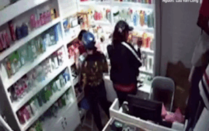 2 'nữ quái' dàn cảnh nhanh tay lấy trộm tiền của cửa hàng mỹ phẩm dù nhân viên đứng ngay bên cạnh