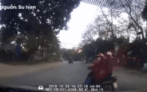 'Thót tim' xem clip nữ ninja suýt bị ô tô đi phía sau tông trúng chỉ vì lý do rất nhiều chị em dễ mắc phải