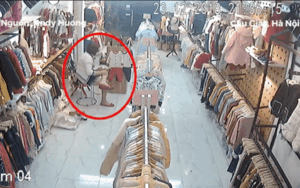 Camera ghi hình người phụ nữ vờ vào mua hàng rồi mở cửa tủ 'cuỗm' đi 20 triệu đồng khi nhân viên sơ ý