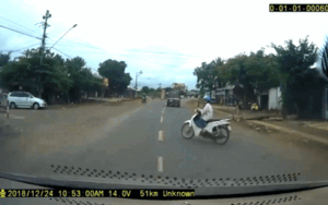 Cô gái trẻ sang đường thiếu quan sát bị xe ô tô đang lao tới tông trực diện ngã nhào