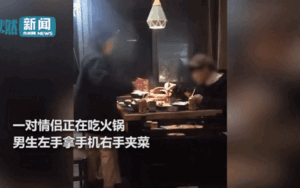 Thấy bạn trai vừa ăn vừa dùng điện thoại, cô gái làm điều này khiến ai cũng gật gù khen đúng