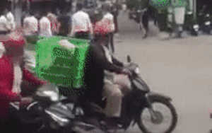 Clip: 50 thanh niên ăn mặc lịch sự cầm gậy gộc rượt đuổi nhau khiến người dân được phen hoảng loạn