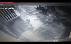 Clip 2 nam thanh niên thản nhiên dỡ bảng hiệu của công ty lúc nửa đêm rồi lên xe phóng đi mất