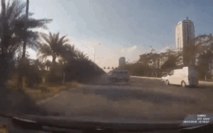 Quay đầu xe kiểu 'tự sát', ô tô của nữ tài xế bị tông trực diện khiến cặp vợ chồng chỉ biết thốt lên 'chết rồi'