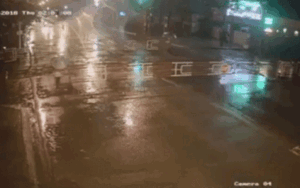 Rùng mình clip chàng trai phóng xe với tốc độ lớn trong đêm mưa, trượt dài lao qua 2 đường rào chắn tàu