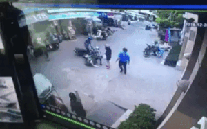 Kẻ cướp giật dây chuyền đang vội vàng bỏ chạy đụng phải ninja qua đường bất cẩn và cái kết đắng