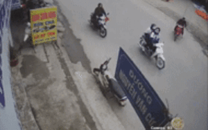 Sang đường kiểu 'đường là của riêng', người đàn ông bị ô tô tải húc văng nằm im bên lề đường