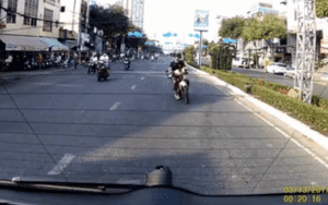 Thanh niên 'ngáo ngơ' tự dưng tạt đầu ô tô đang dừng đèn đỏ khiến dân mạng ngán ngẩm