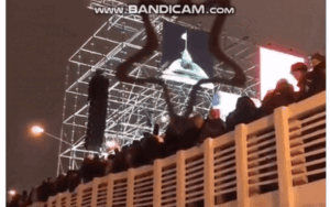 Khoảnh khắc cầu gãy đôi giữa lễ đón năm mới ở Moscow