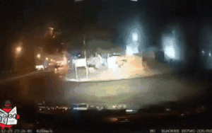 Tài xế bẻ lái góc cua rộng khiến 3 cô gái đứng trên lề đường giật mình, bỏ chạy ngã dúi dụi xuống đường