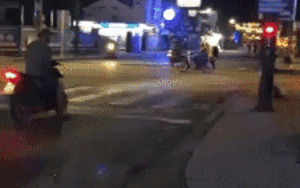 Sợ gặp tai nạn không lường trước giống vụ container đâm loạt xe máy, người đàn ông tung 'cao kế' lúc chờ đèn đỏ